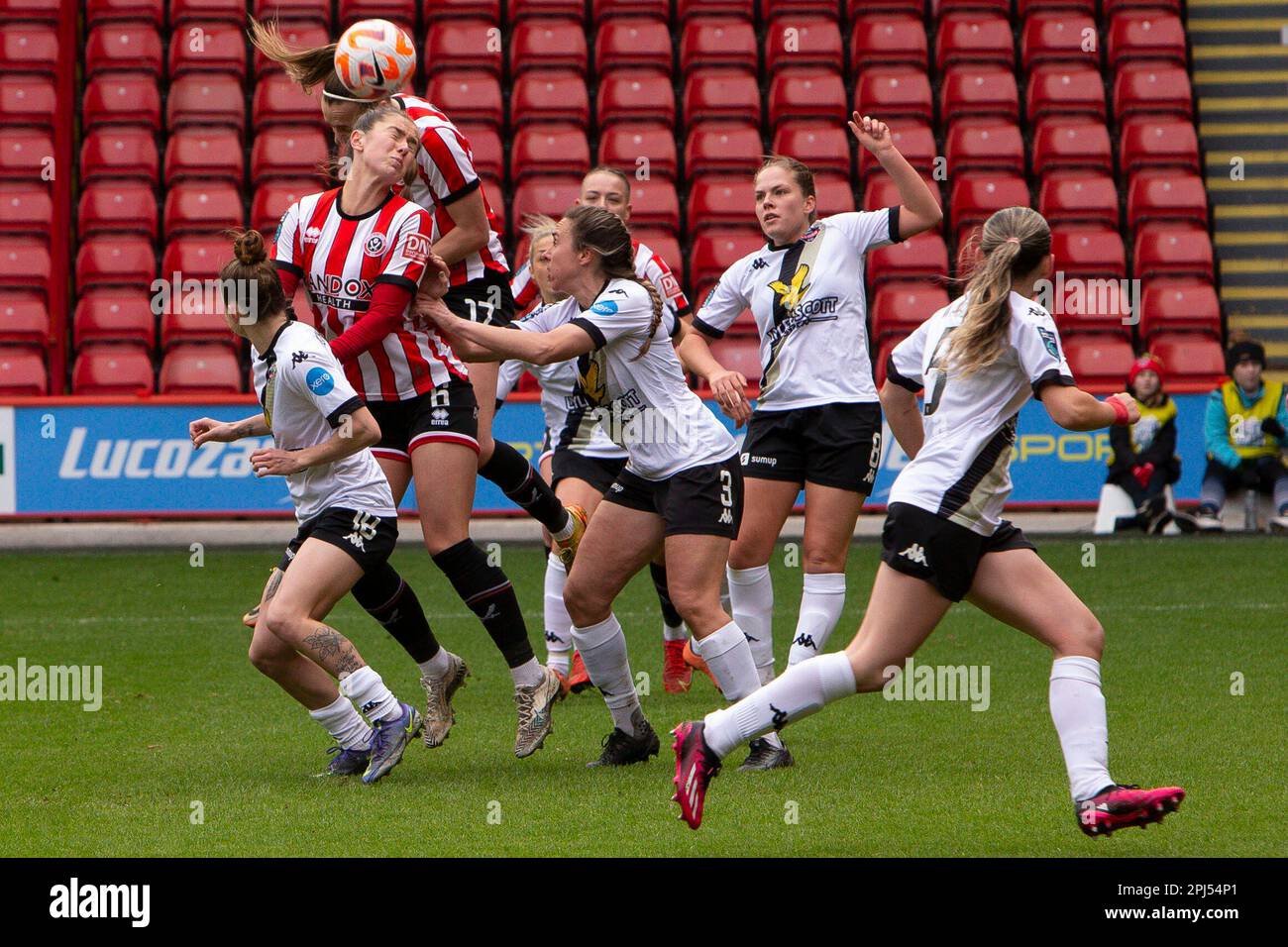 Sheffield, Großbritannien. 26. März 2023. Sheffield, England, 26. März 2023: Grace Rigar (Sheff U) und Sophie Haywood (Sheff U) werden höher, während Rhian cleverly und Grace Palmer of Lewes gegen das Barclays Womens Championship-Spiel zwischen Sheffield Utd und Lewes in der Bramall Lane in Sheffield, England antreten. (MHodsman/SPP) Kredit: SPP Sport Press Photo. Alamy Live News Stockfoto