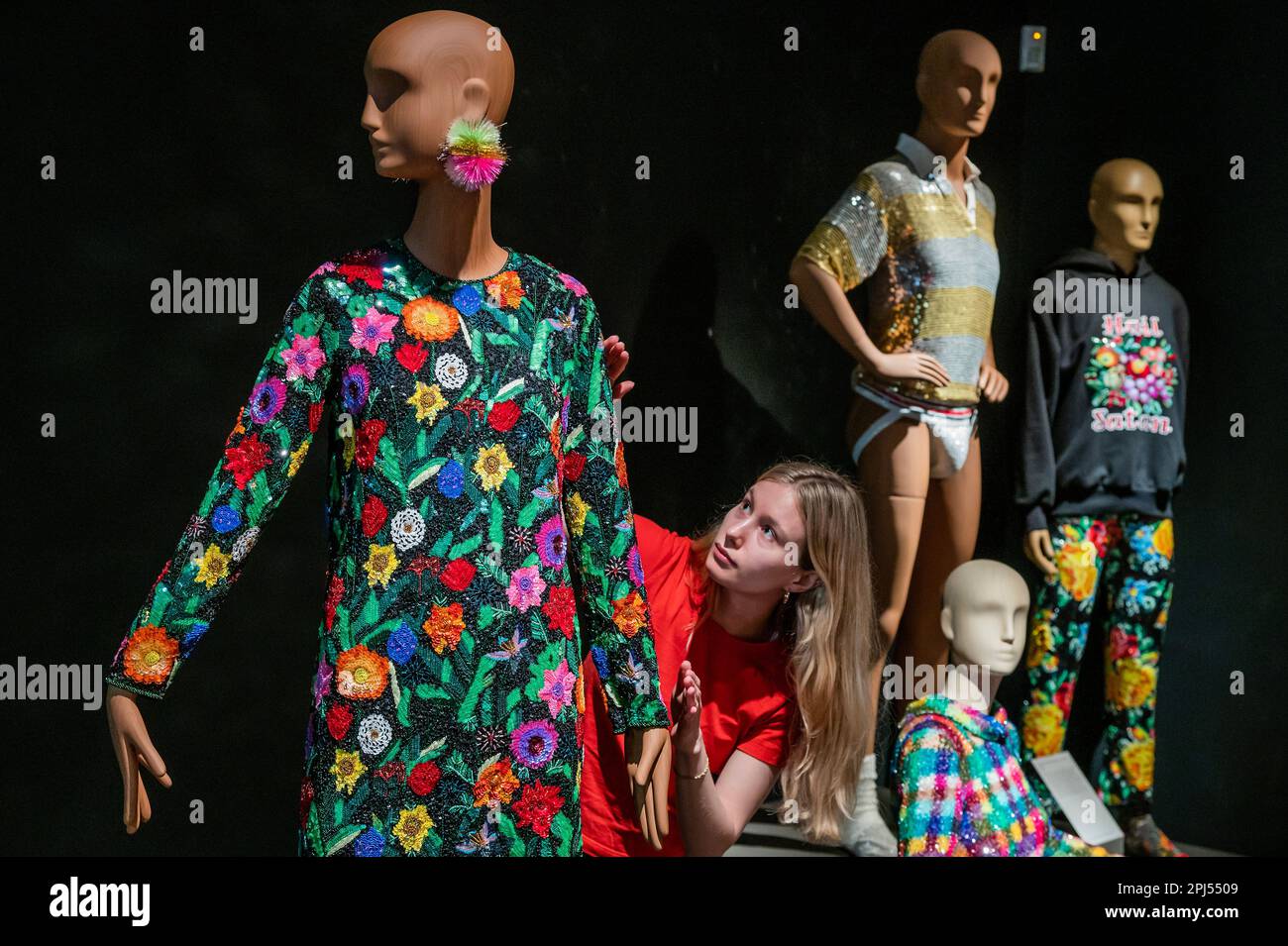 London, Großbritannien. 31. März 2023. Die William Morris Gallery enthüllt eine Ausstellung des Modedesigners Ashish. Kredit: Guy Bell/Alamy Live News Stockfoto