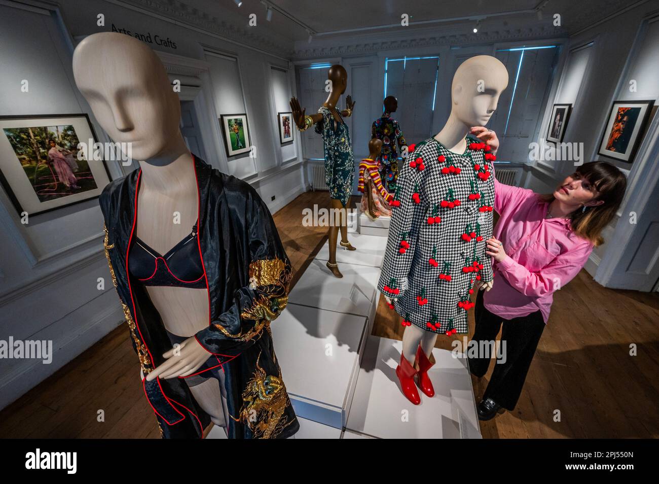 London, Großbritannien. 31. März 2023. Cherries Coat und andere Outfits - die William Morris Gallery enthüllt eine Ausstellung des Modedesigners Ashish. Kredit: Guy Bell/Alamy Live News Stockfoto