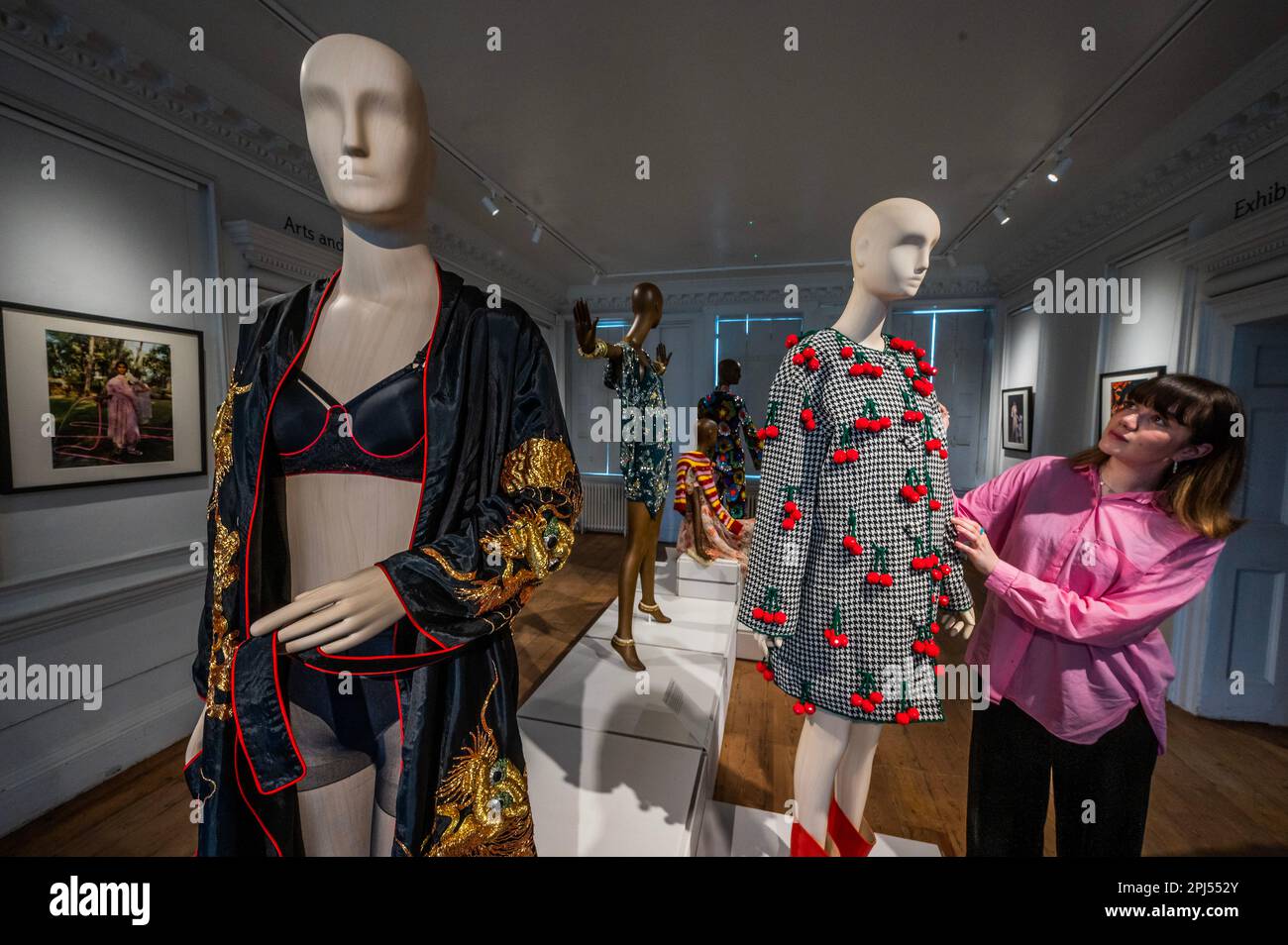 London, Großbritannien. 31. März 2023. Cherries Coat und andere Outfits - die William Morris Gallery enthüllt eine Ausstellung des Modedesigners Ashish. Kredit: Guy Bell/Alamy Live News Stockfoto