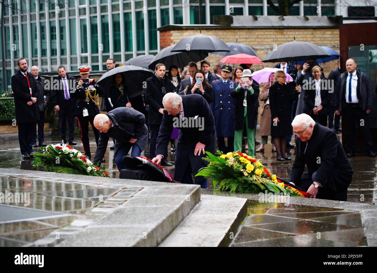 König Karl III. Und der deutsche Präsident Frank-Walter Steinmeier legten Gedenkkränze, die die Versöhnung und die deutsch-britische Freundschaft symbolisierten, während eines Besuchs in St. Nikolai-Gedächtniskirche Hamburg am letzten Tag des Staatsbesuchs in Deutschland. Die Kirche wurde im Juli 1943 während der Operation Gomorrah im Zweiten Weltkrieg zerstört, als die alliierten Truppen Bombenangriffe auf die Stadt Hamburg durchführten. Foto: Freitag, 31. März 2023. Stockfoto