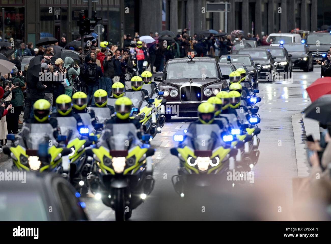 Hamburg, Deutschland. 31. März 2023. König Karl III. Von Großbritannien und königliche Frau Camilla werden in einer Limousine mit Polizeieskorte zum Rathausmarkt vor dem Hamburger Rathaus gefahren. Am Ende ihrer dreitägigen Reise nach Deutschland besuchen der britische König und seine Frau die Hansestadt Hamburg. Kredit: Daniel Reinhardt/dpa/Alamy Live News Stockfoto