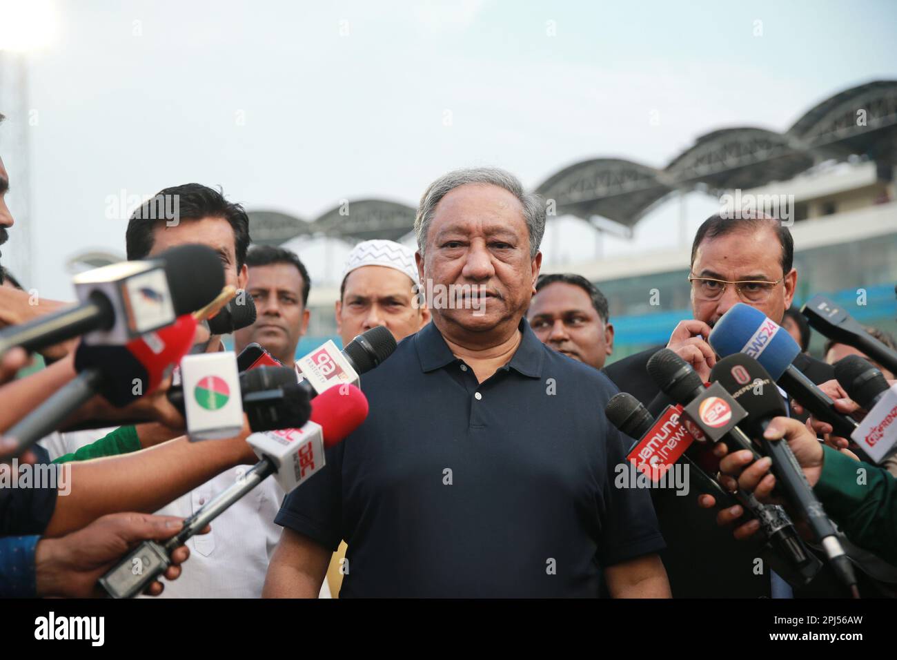 BCB-Präsident Nazmul Hasan spricht nach dem dritten T20I-Spiel Bangladesch-Irland in Zahur Ahmed Chowdhury Stadiu, Sagorika, Chattogra mit dem Journalisten Stockfoto