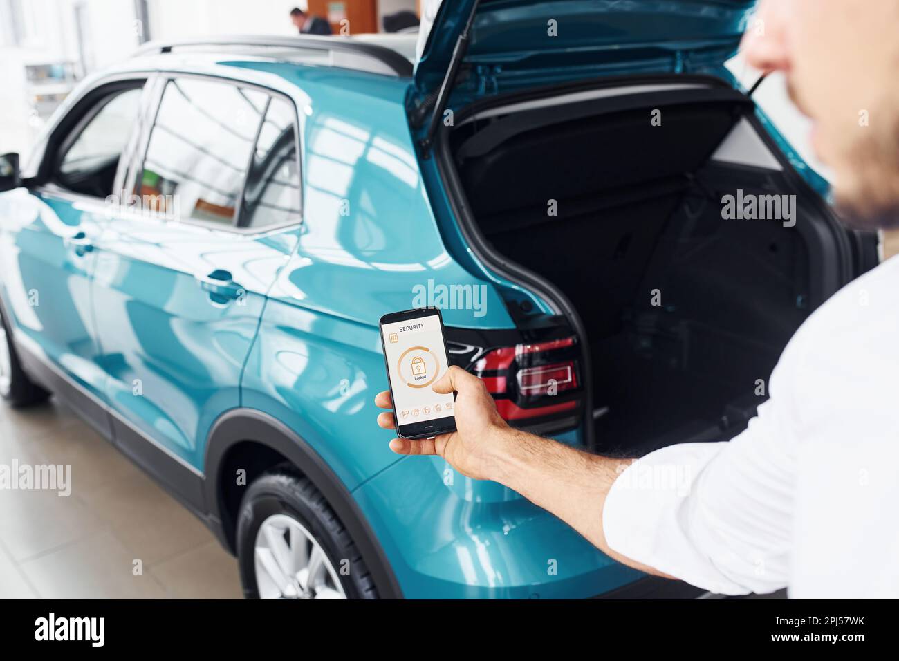 Nahaufnahme der Hand des Mannes, die das Telefon mit Beschriftungen und Symbolen hält. Konzeption der Fernsteuerung Stockfoto