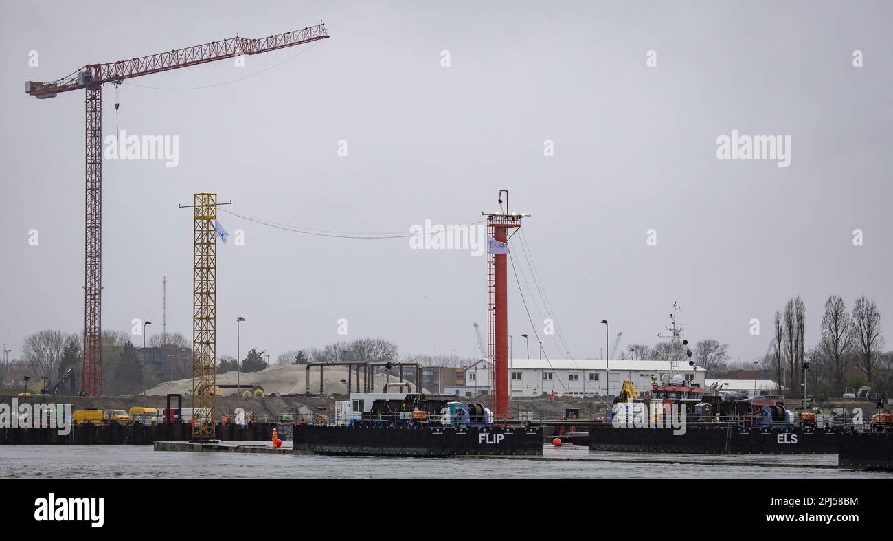 VLAARDINGEN - der erste Tunnelabschnitt des Maasdeltatunnels, der Teil der Blankenburg-Verbindung ist, wird auf den Grund des Scheur versenkt. Die Anbindung erfolgt über eine neue Autobahn namens A24, die die A20 bei Vlaardingen mit der A15 bei Rozenburg ab 2024 verbindet. ANP SEM VAN DER WAL niederlande raus - belgien raus Stockfoto