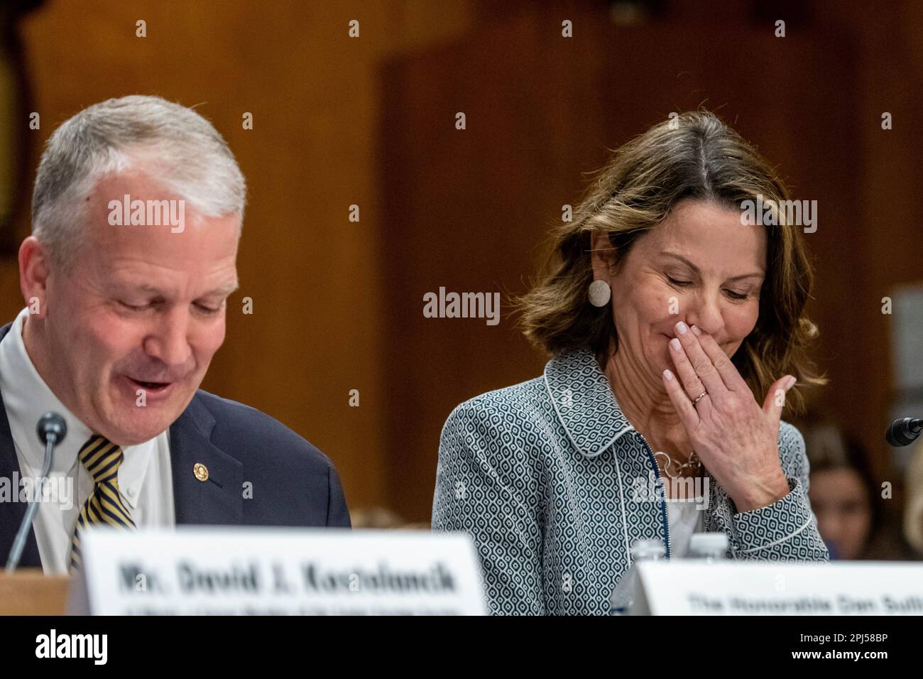Washington, Vereinigte Staaten Von Amerika. 30. März 2023. Senatorin Dan Sullivan (Republikaner von Alaska), Linke, spricht zur Unterstützung von Robin Dunnigan, rechts, als sie vor einer Anhörung des Senatsausschusses für Auswärtige Beziehungen erscheint, um ihre Nominierung als Botschafterin in Georgien im Dirksen Senate Office Building in Washington, DC, Donnerstag, 30. März 2023. Kredit: Rod Lamkey/CNP/Sipa USA Kredit: SIPA USA/Alamy Live News Stockfoto