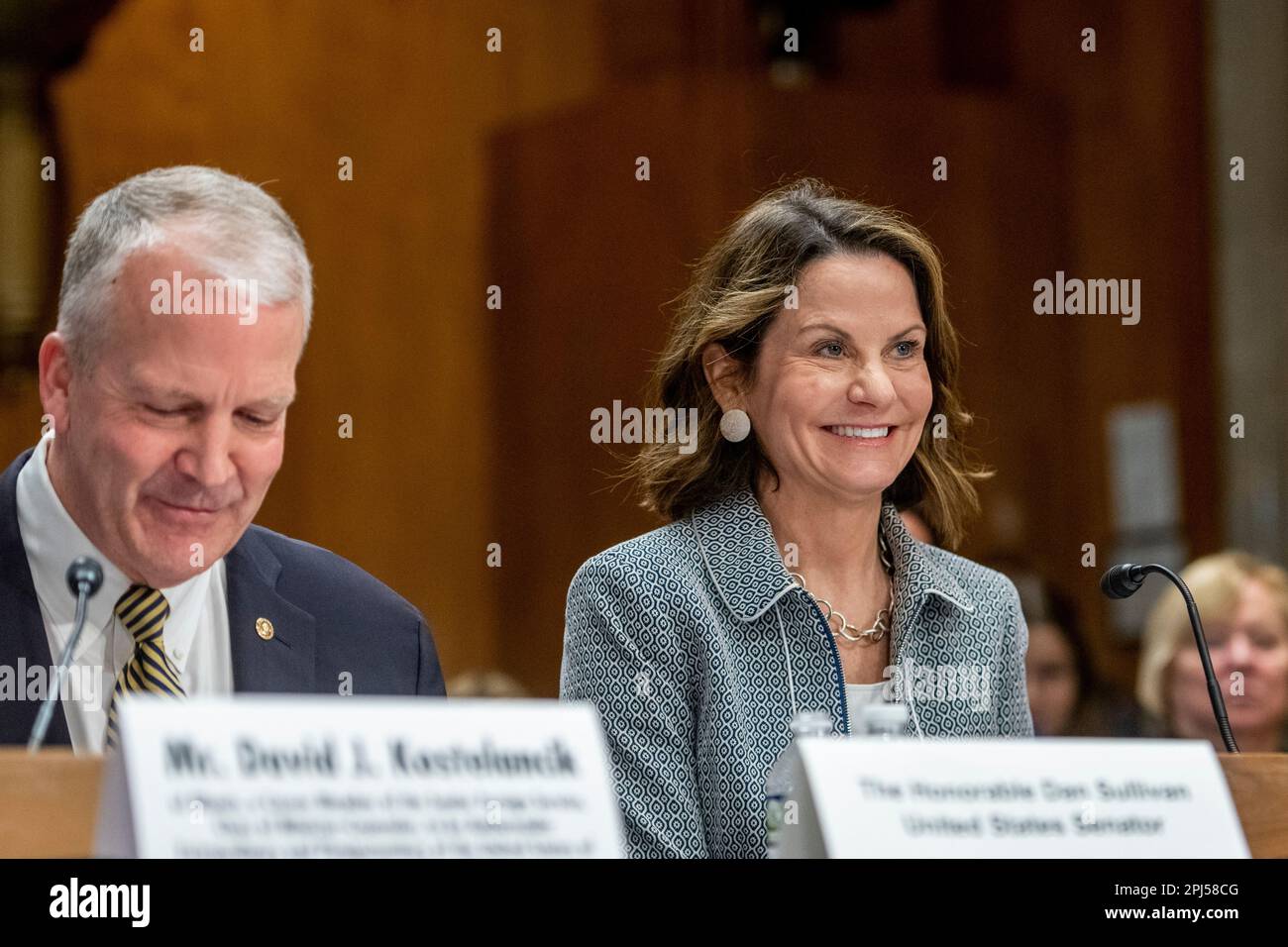 Washington, Vereinigte Staaten Von Amerika. 30. März 2023. Senatorin Dan Sullivan (Republikaner von Alaska), Linke, spricht zur Unterstützung von Robin Dunnigan, rechts, als sie vor einer Anhörung des Senatsausschusses für Auswärtige Beziehungen erscheint, um ihre Nominierung als Botschafterin in Georgien im Dirksen Senate Office Building in Washington, DC, Donnerstag, 30. März 2023. Kredit: Rod Lamkey/CNP/Sipa USA Kredit: SIPA USA/Alamy Live News Stockfoto