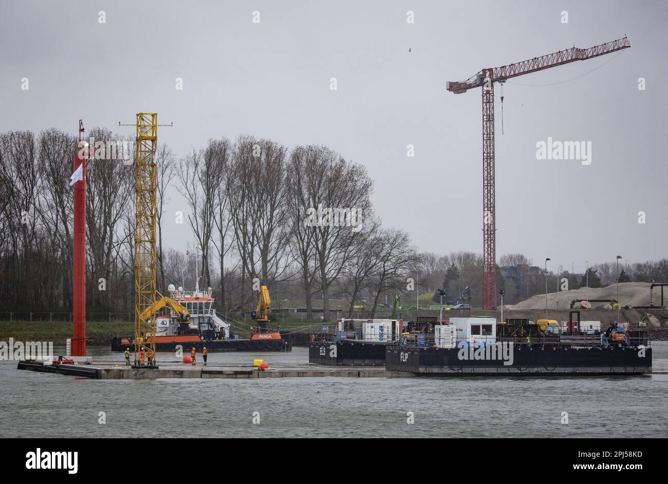 VLAARDINGEN - der erste Tunnelabschnitt des Maasdeltatunnels, der Teil der Blankenburg-Verbindung ist, wird auf den Grund des Scheur versenkt. Die Anbindung erfolgt über eine neue Autobahn namens A24, die die A20 bei Vlaardingen mit der A15 bei Rozenburg ab 2024 verbindet. ANP SEM VAN DER WAL niederlande raus - belgien raus Stockfoto