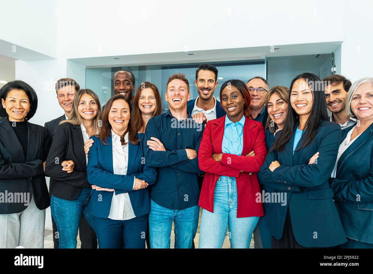 Gruppe von generationenübergreifenden Businessteams, die während der Meetingarbeit vor der Kamera stehen - Geschäftsleute mit unterschiedlichen Alters- und ethnischen Konzepten Stockfoto