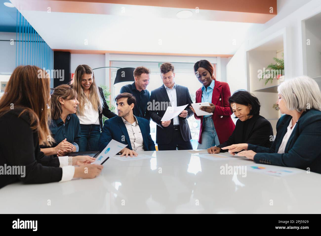 Multiethnisches Business-Team in einem Vorstandssaal moderner Büros - Konzept des Unternehmertums Stockfoto