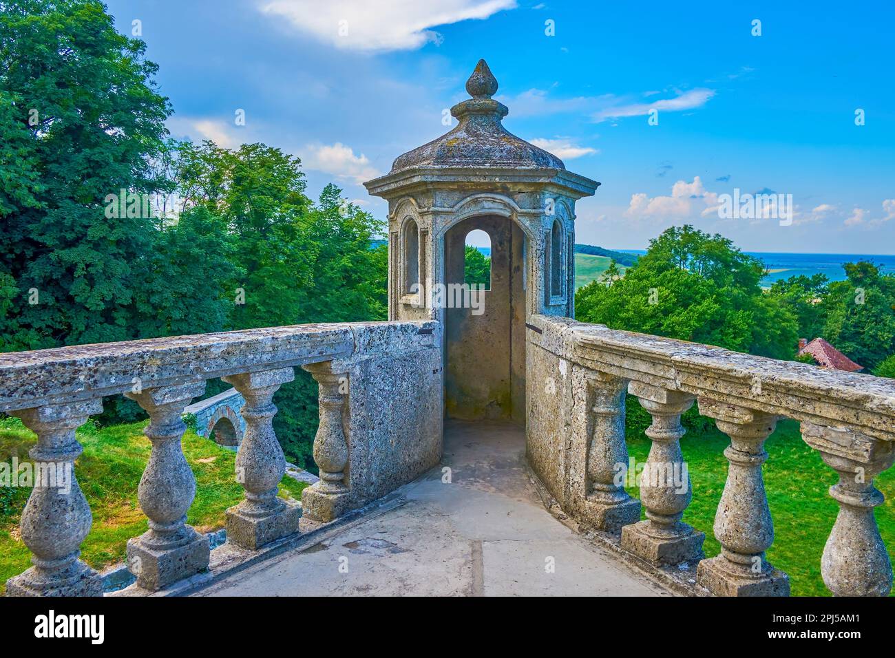 Alter Wachturm auf dem Kavalier von Schloss Pidhirtsi, Ukraine Stockfoto