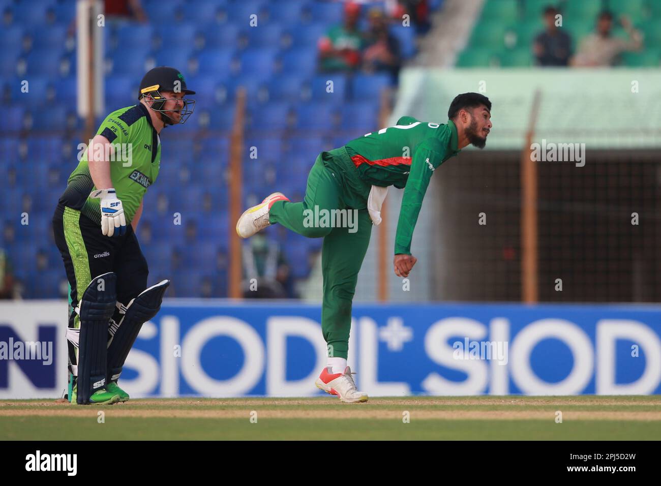 Debütantin Rishad Hossain Bowl während des dritten T20I-Spiels Bangladesch-Irland im Zahur Ahmed Chowdhury Stadiu, Sagorika, Chattogram, Bangladesch. bangla Stockfoto