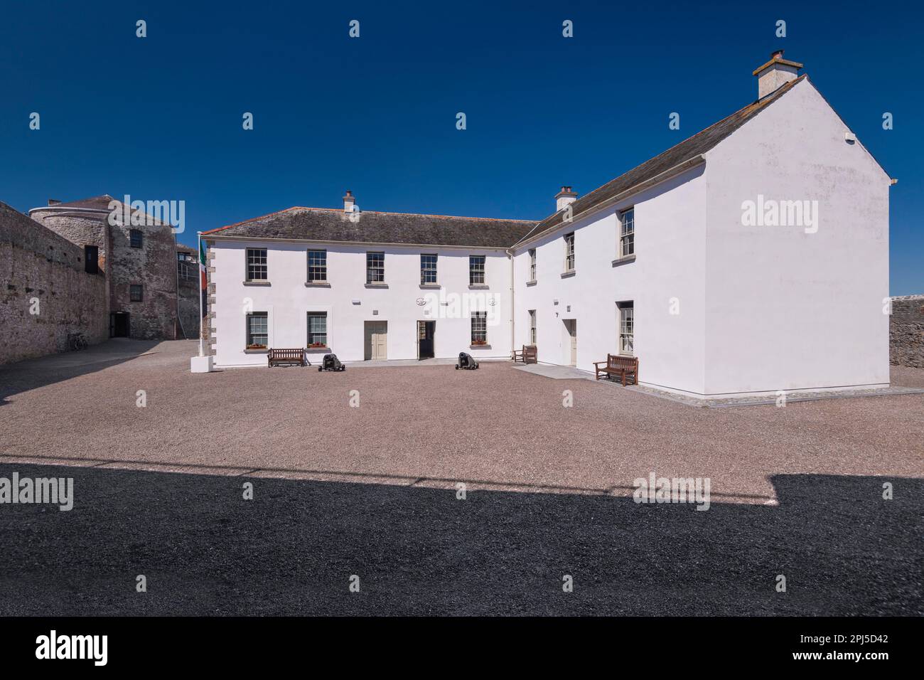 Irland, County Waterford, Dungarvan Castle, restaurierte Baracken im Innenhof. Stockfoto
