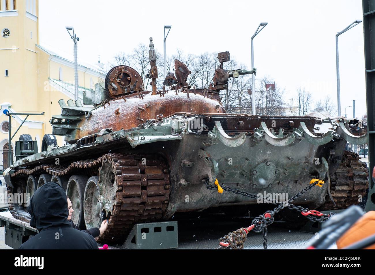 Tallinn, Estland - 25. Februar 2023: Zerbrochener und verbrannter russischer Panzer T-72B3 auf öffentlicher Ausstellung am Tallinn Freedom Square. Stockfoto