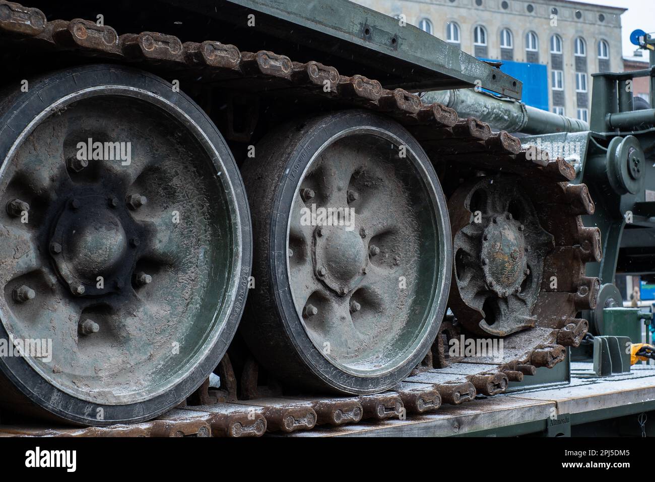 Tallinn, Estland - 25. Februar 2023: Zerbrochener und verbrannter russischer Panzer T-72B3 auf öffentlicher Ausstellung am Tallinn Freedom Square. Stockfoto