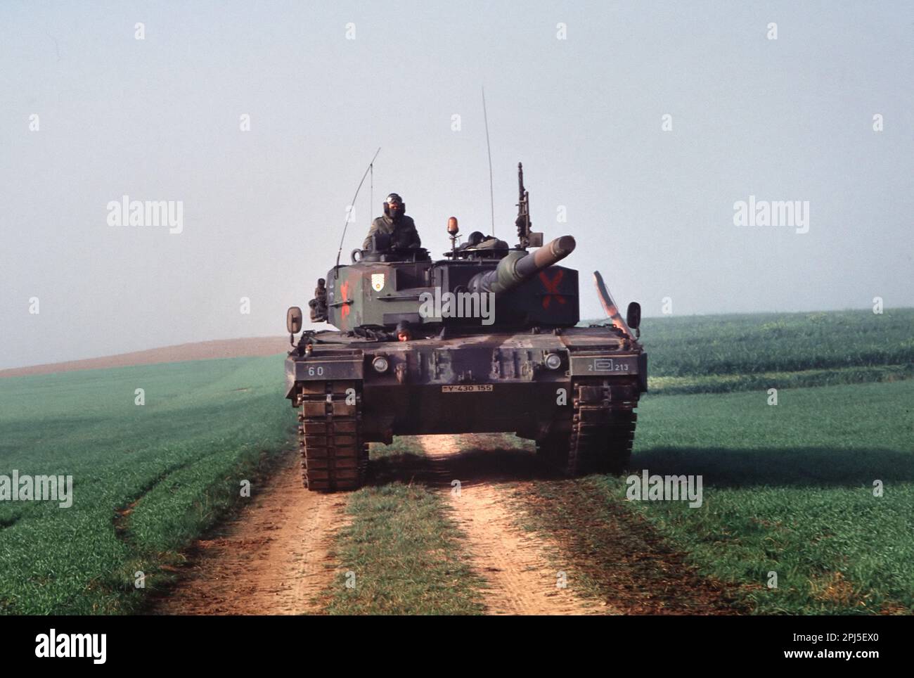 Panzer der deutschen Armee Leopard 2 während NATO-Übungen in Deutschland - Carro armato Leopard 2 dell'Esercito Tedesco durante esercitazioni NATO in Germanien Stockfoto