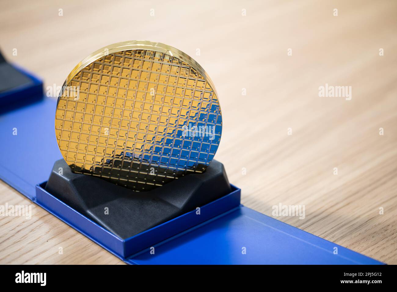 Der neue intel i9 Prozessor steht auf einem Holztisch Stockfoto