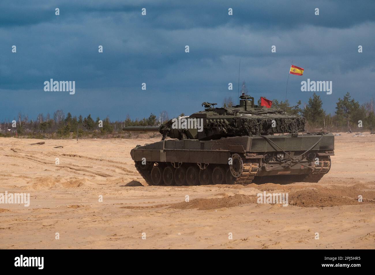 ADAZI, LETTLAND, 29. MÄRZ 2023 - Hauptschlachtpanzer der spanischen Armee Leopard 2 nimmt an der NATO-Militärübung "Crystal Arrow 2023" Teil Stockfoto