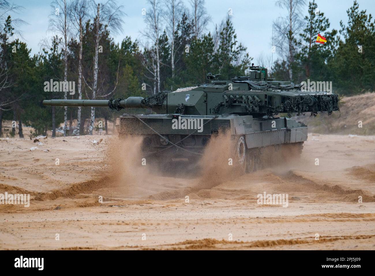 ADAZI, LETTLAND, 29. MÄRZ 2023 - Hauptschlachtpanzer der spanischen Armee Leopard 2 nimmt an der NATO-Militärübung "Crystal Arrow 2023" Teil Stockfoto