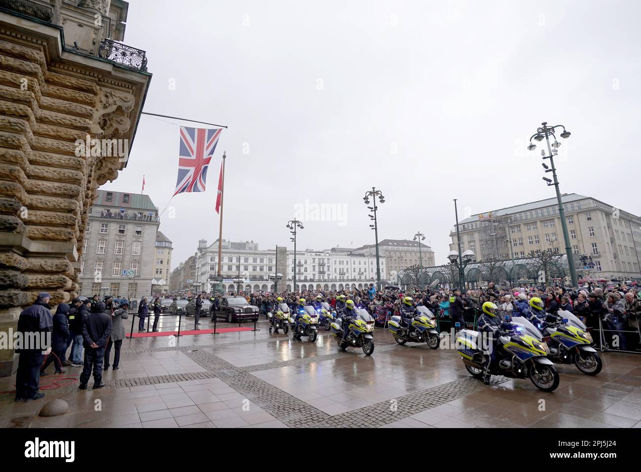 Hamburg, Deutschland. 31. März 2023. Die Limousine für König Karl III. Von Großbritannien steht mit einer Polizeieskorte am Rathausmarkt vor dem Hamburger Rathaus. Am Ende ihrer dreitägigen Reise nach Deutschland besuchen der britische König und seine Frau die Hansestadt Hamburg. Kredit: Marcus Brandt/dpa/Alamy Live News Stockfoto