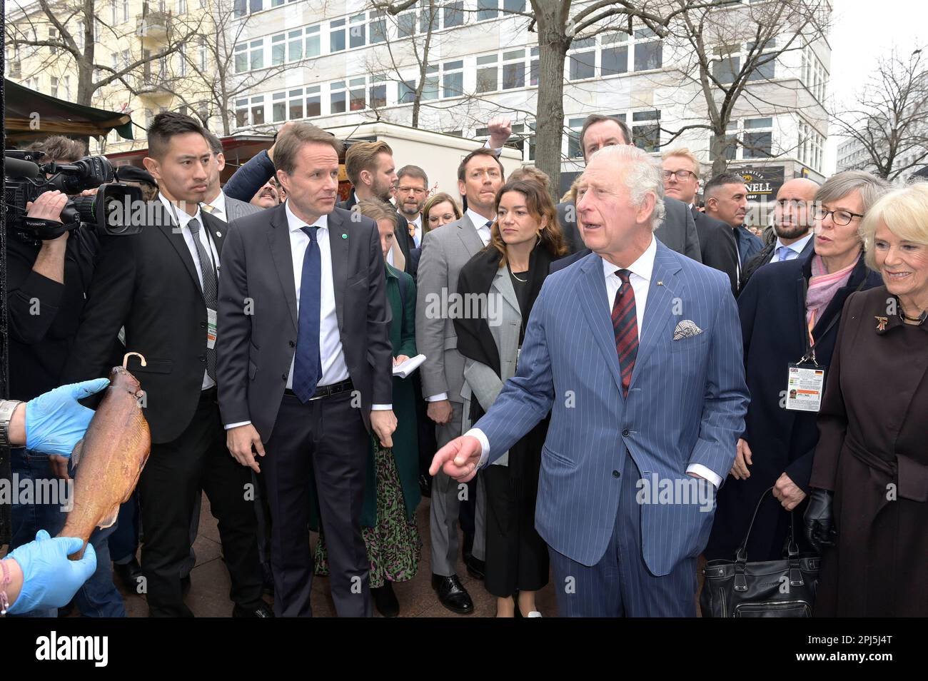 Berlin, Deutschland. 30. März 2023. König Karl III Und Königin-Gemahlin Camilla beim Besuch des Wochenmarkts am Wittenbergplatz anlässlich des Staatsbesuchs von König Karl III Und Königin-Gemahlin Camilla. Berlin, 30.03.2023 Kredit: Geisler-Fotopress GmbH/Alamy Live News Stockfoto