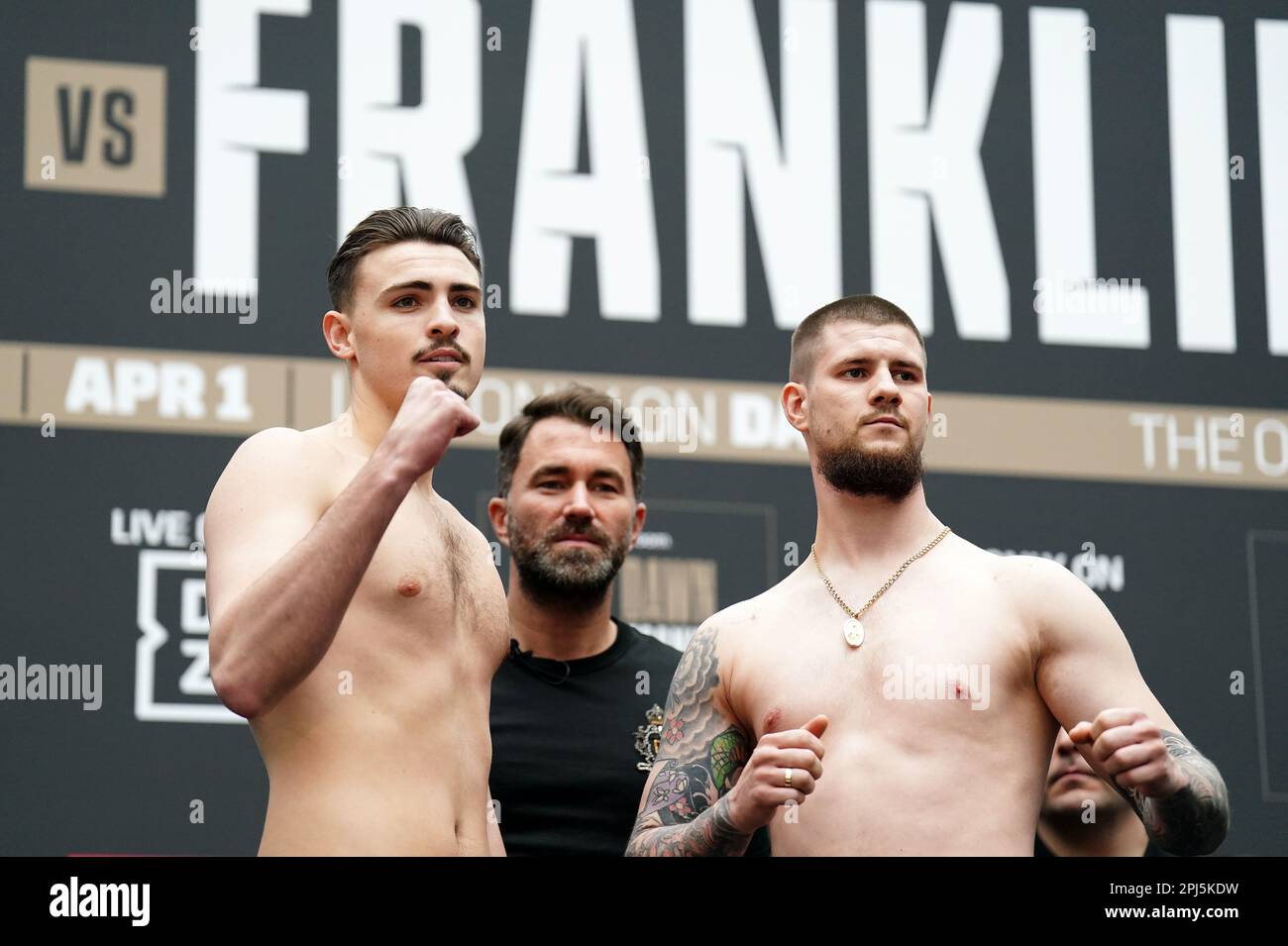 John Hedges (links) und Daniel Bocianski beim Wiegen in Westfield London. Foto: Freitag, 31. März 2023. Stockfoto