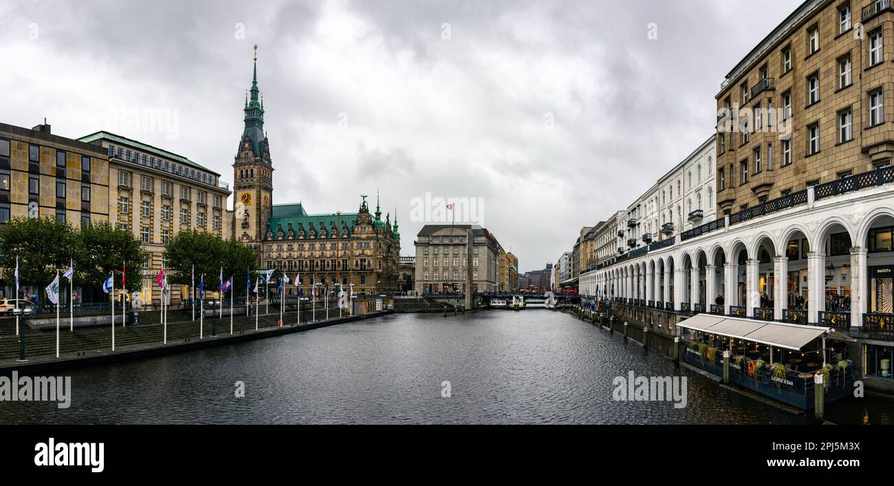 Ein atemberaubender Blick aus der Vogelperspektive auf das berühmte Hamburger Rathaus mit seinen charakteristischen architektonischen Merkmalen vor hellem Himmel Stockfoto