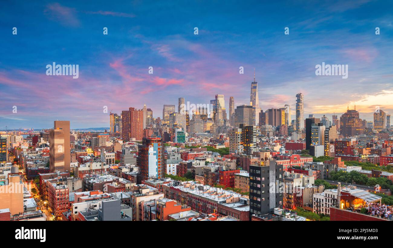 New York, New York, USA Lower Manhattan Skyline der Stadt Rooftop View in der Abenddämmerung. Stockfoto