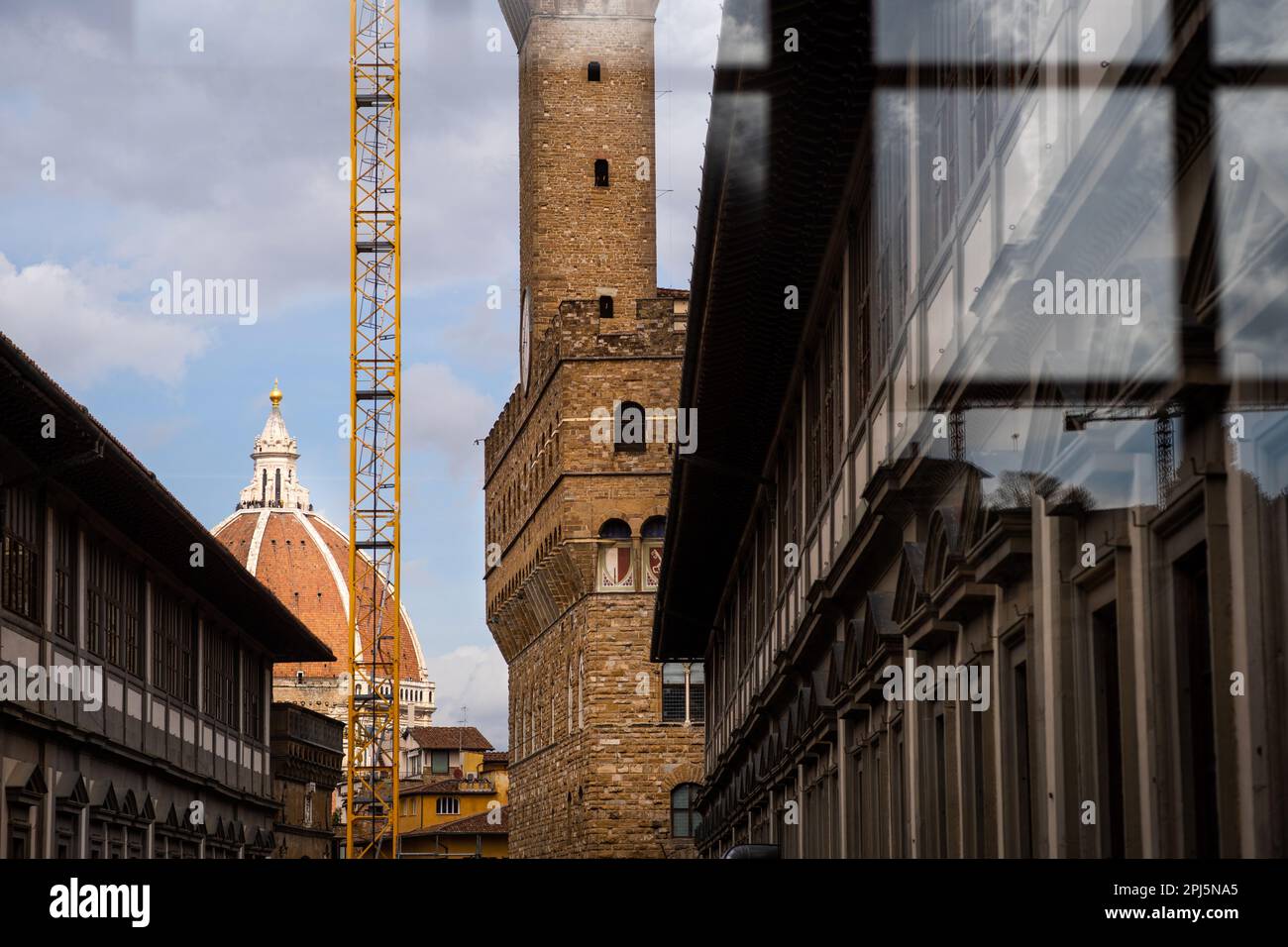 Blick aus einem Fenster in den Uffizien mit Blick auf den Palazzo Vecchio und den Dom dahinter. Florenz, Italien Stockfoto