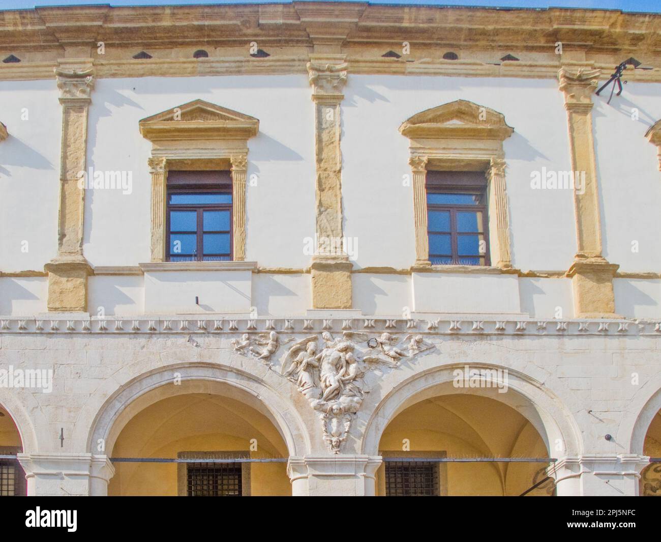 Il Palazzo del Monte di Pieta, Piazza del Duomo, Padua. Anfang 13. c und 1531-35. Unteres Stockwerk mit 9 Rundkopfbögen aus der Scrovegni-Zeit Stockfoto