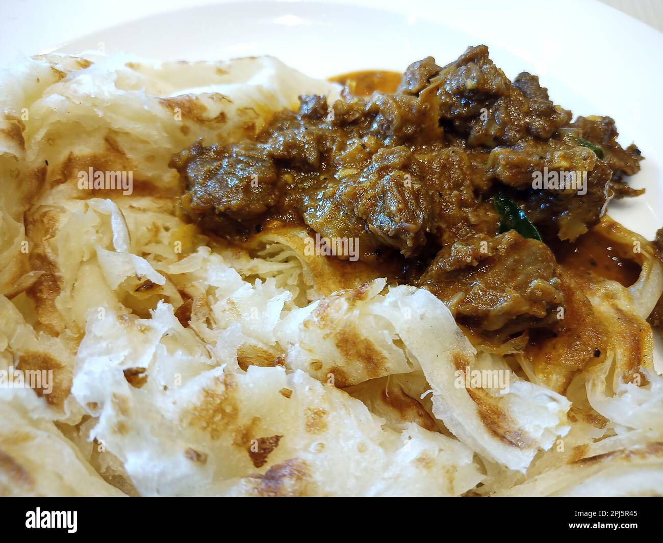 kerala Porotta und Rindfleisch Curry, Rindfleisch Curry, indisches Curry, Porotta, kerala Porotta, indische Küche, indisches Essen, traditionelles indisches Rezept, indisches Essen, Essensgewohnheiten Stockfoto