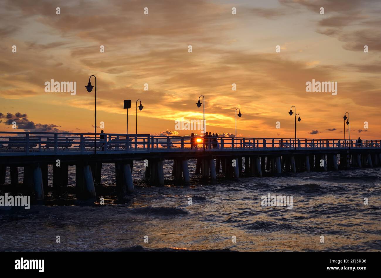 Wunderschöne Küstenlandschaft am Morgen. Beliebter Pier in Gdynia, Polen bei Sonnenaufgang. Stockfoto