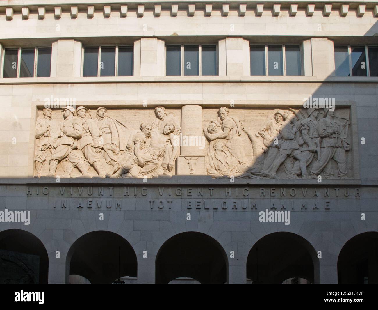 Universität von Padua, Italien. Hinzufügung von 1934 von Ettore Faguiuoli aus Verona. Marmor Relief von Attilo Selva, 1939. Stockfoto