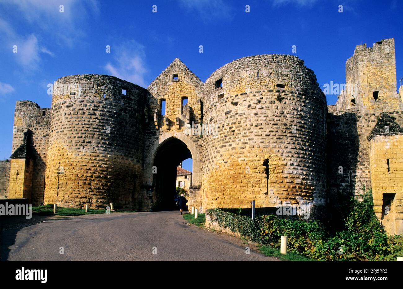 Frankreich. Dordogne (24) Schwarzer Perigord. Das Dorf Domme. Stadttor, mittelalterliche Stadtmauern aus dem 12. Jahrhundert Stockfoto