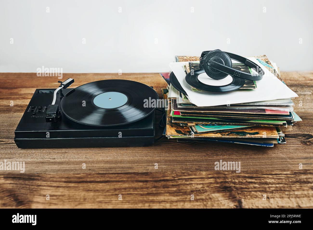 Musik von Vinyl hören. Wiedergabe von Musik von analoger Festplatte auf Plattenspieler-Player. Musik aus alter Sammlung genießen. Entspannen Sie sich zu Hause. Retro Stockfoto