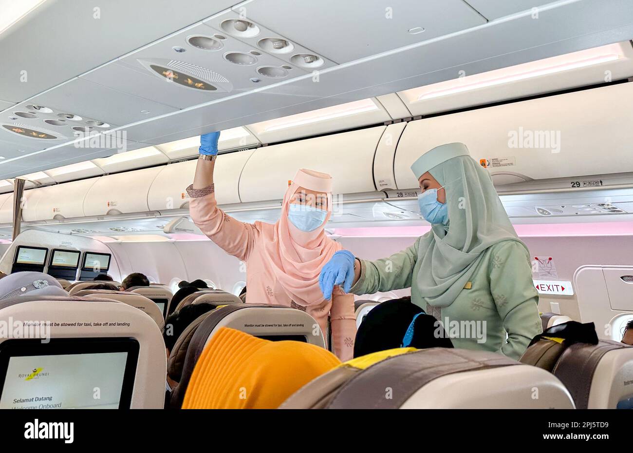 10 3 2023 hübsche muslimische Stewardess oder Flugbegleiterin von Royal Brunei, die ein Royal Brunei Flugzeug arbeitet Stockfoto