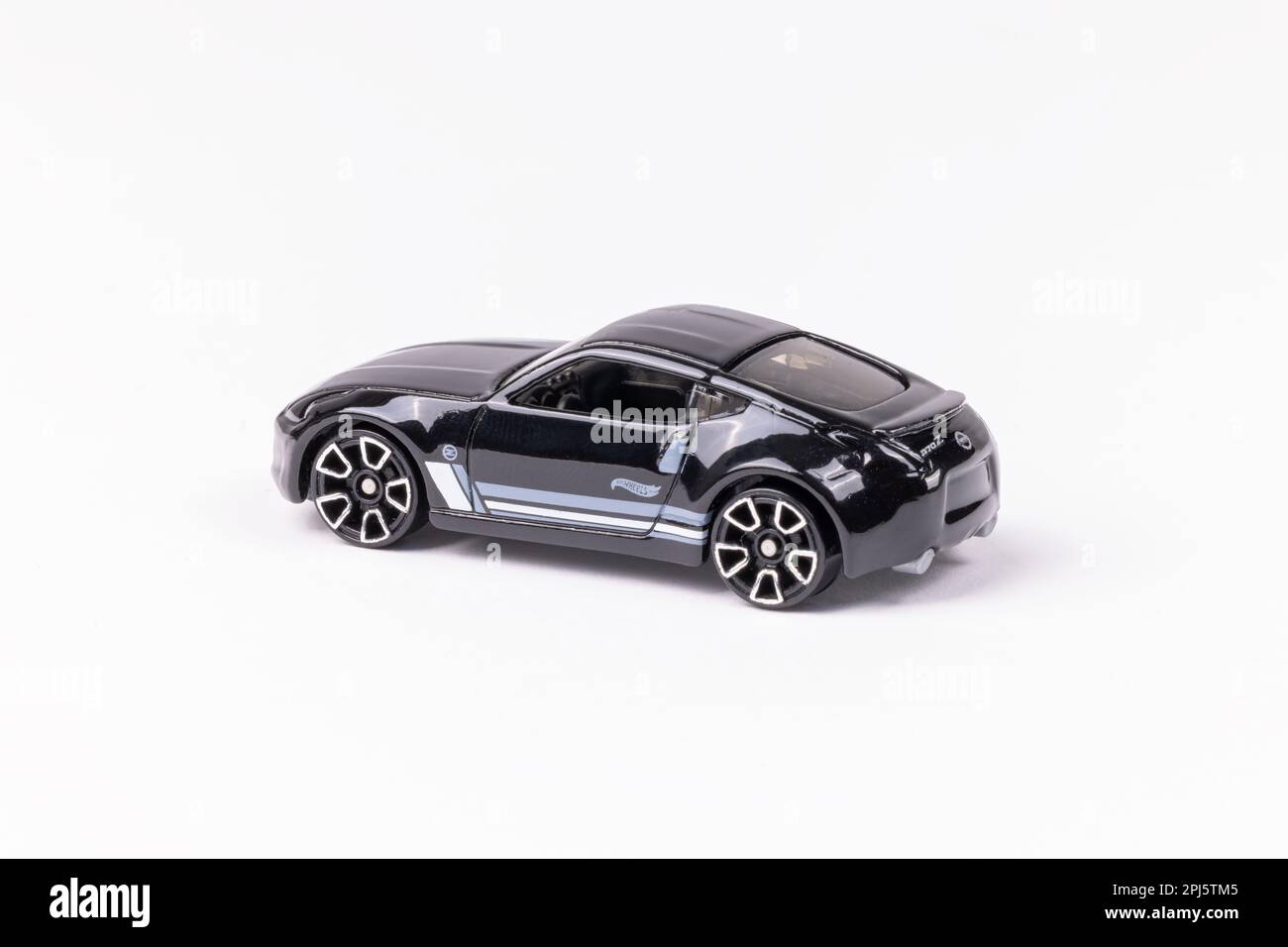 Nahaufnahme einer schwarzen Nissan 370Z-Spielfigur von Hot Wheels, isoliert auf weißem Hintergrund Stockfoto