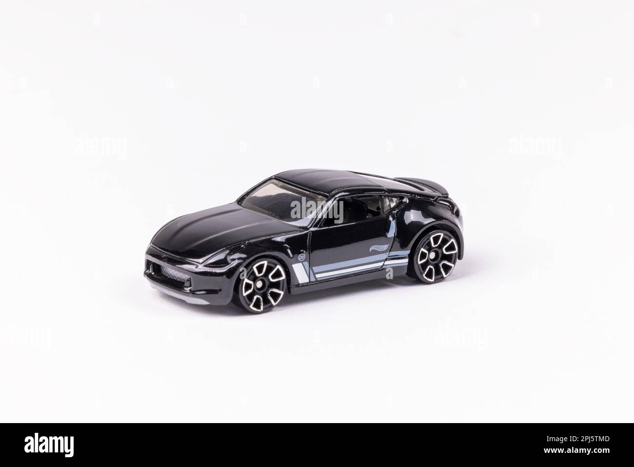Nahaufnahme einer schwarzen Nissan 370Z-Spielfigur von Hot Wheels, isoliert auf weißem Hintergrund Stockfoto