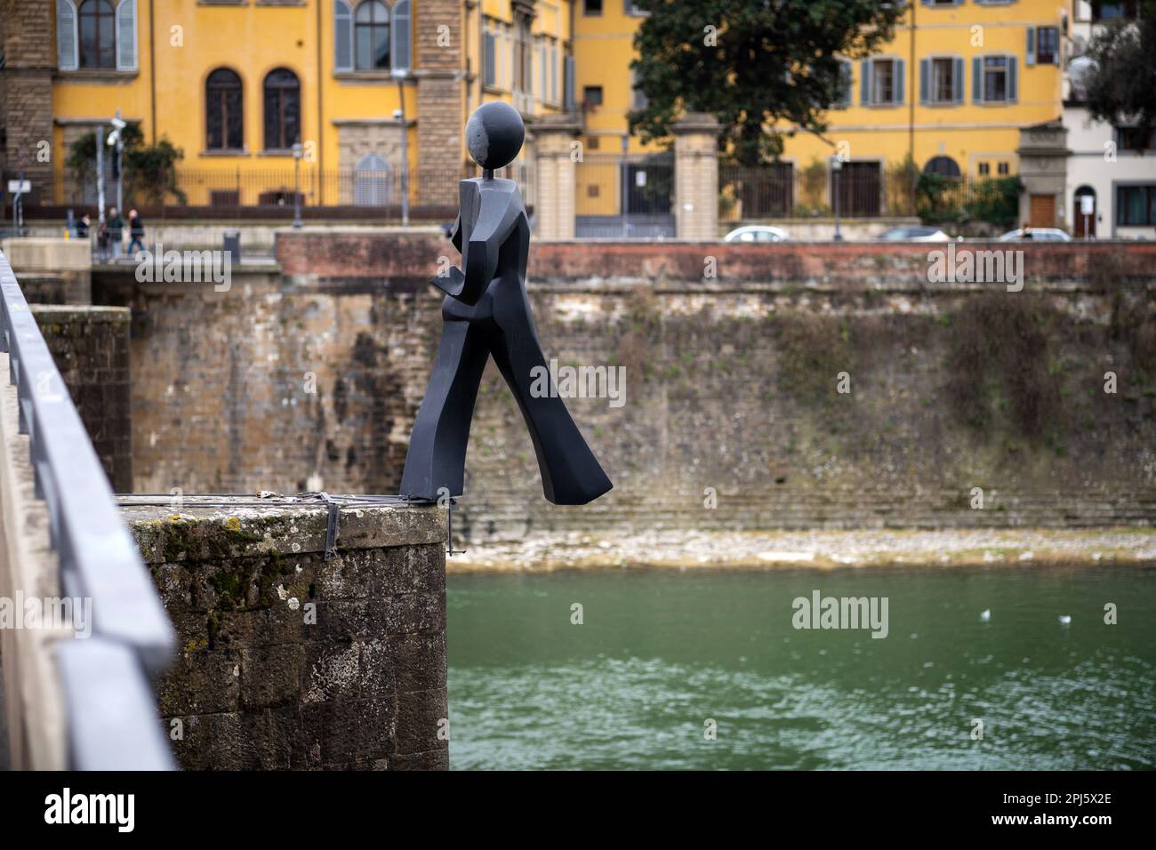 Die Common man Statue des französischen Künstlers Jean Marie Clet Abraham. Auf der Ponte alle Garzie über den Fluss Arno, Florenz Stockfoto