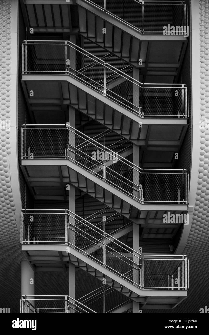Ein modernes Gebäude mit mehreren Ebenen, Treppen und einem unverwechselbaren Design. Stockfoto