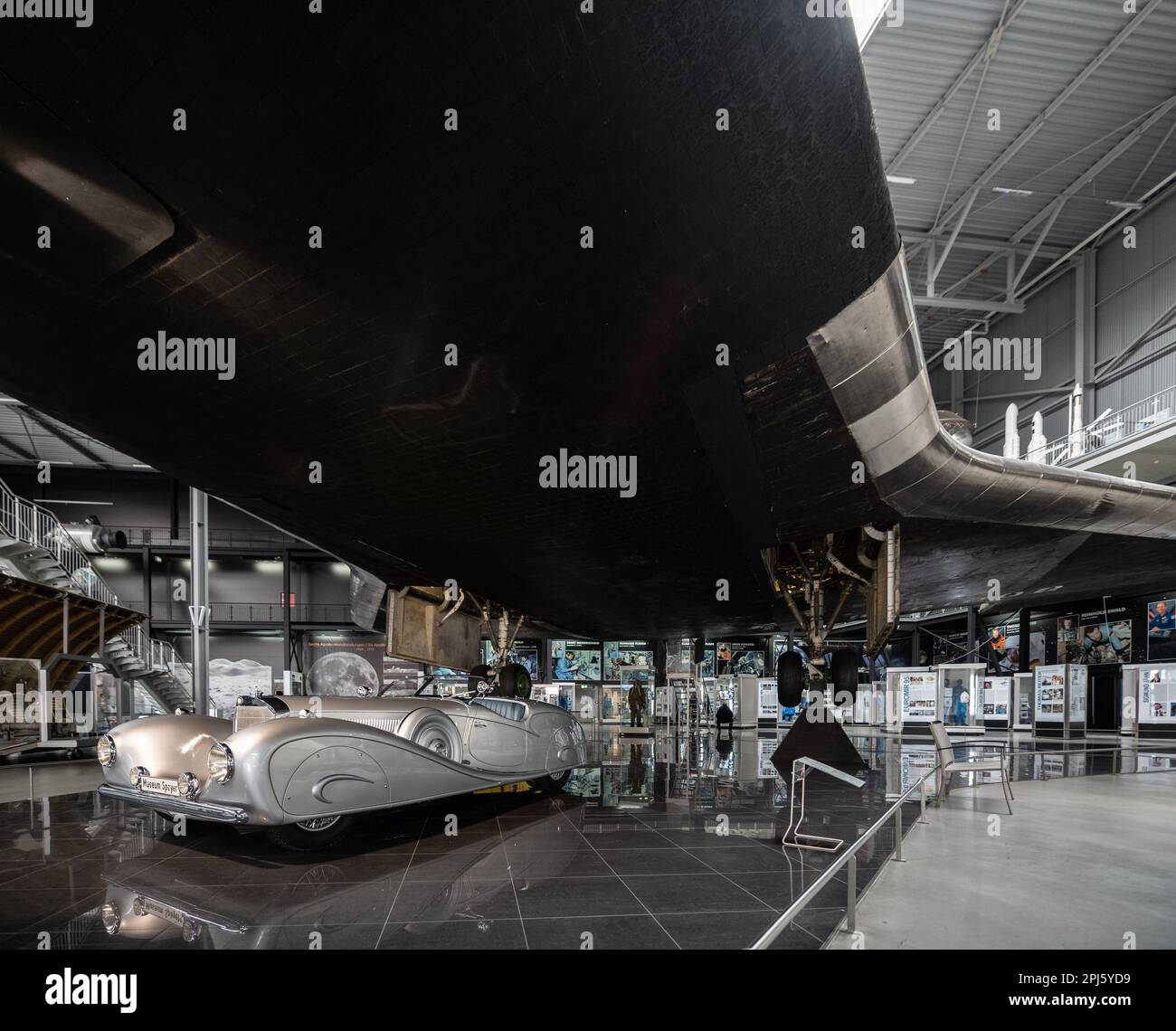 Flugzeuge und Raumfahrzeuge aus dem Speyer Technik Museum Flugzeuge und Space Shuttle Buran-Technik Museum Speyer Stockfoto