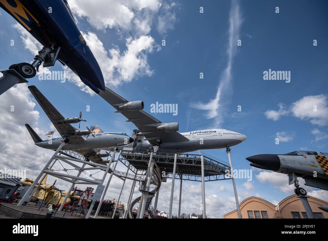 Flugzeuge und Raumfahrzeuge aus dem Speyer Technik Museum Flugzeuge und Space Shuttle Buran-Technik Museum Speyer Stockfoto