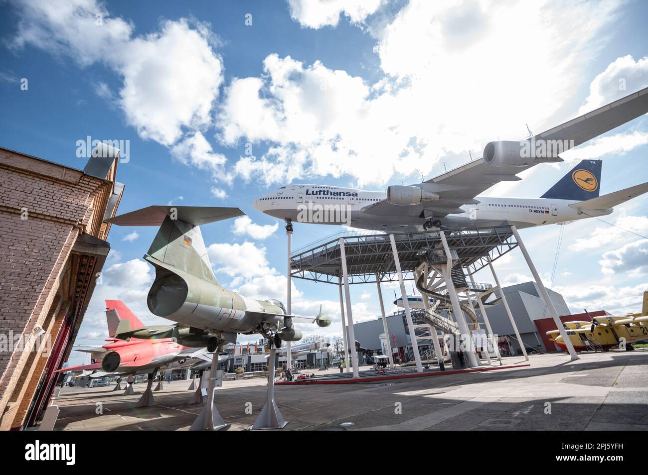 Flugzeuge und Raumfahrzeuge aus dem Speyer Technik Museum Flugzeuge und Space Shuttle Buran-Technik Museum Speyer Stockfoto