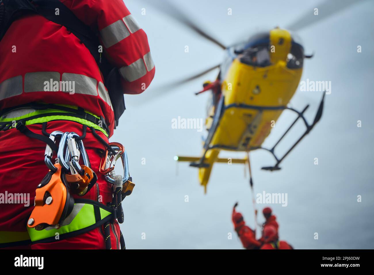 Selektiver Fokus auf Sicherheitsgurte des Rettungsdienstes vor dem Hubschrauber. Die Themen Rettung, Hilfe und Hoffnung. Stockfoto