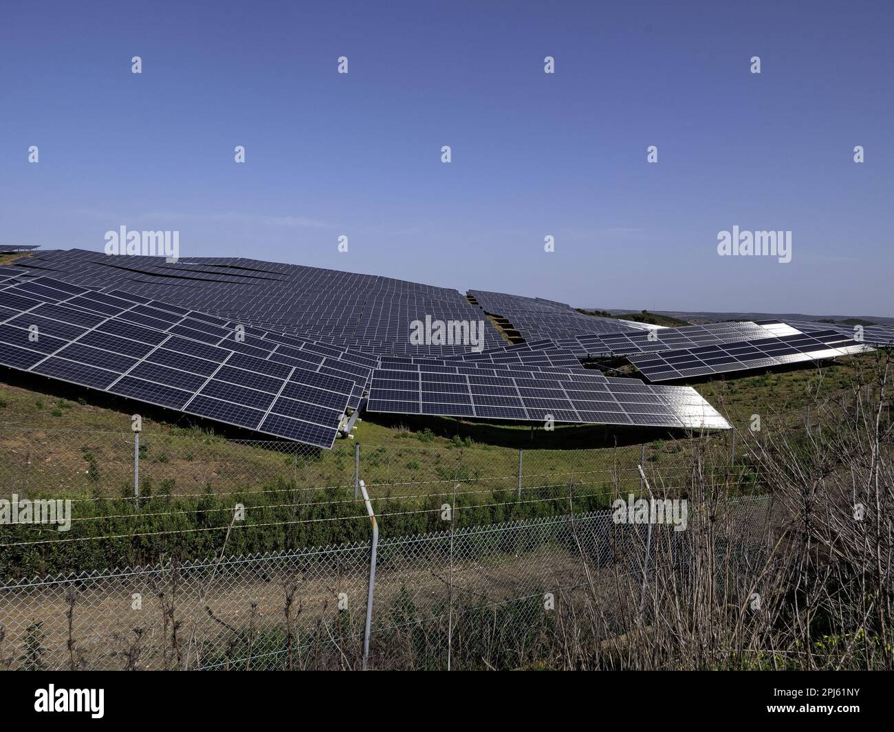 Solarpaneele auf dem portugiesischen Land Stockfoto