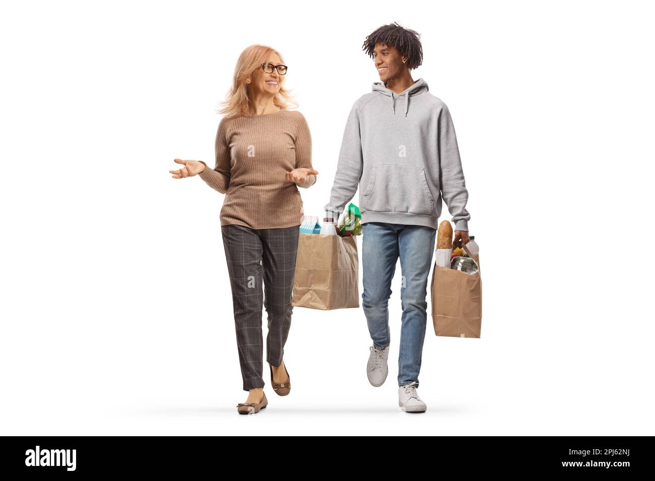 Porträt einer Kaukasierin, die mit einem jungen afroamerikanischen Mann läuft und spricht, mit Einkaufstaschen isoliert auf weißem Hintergrund Stockfoto