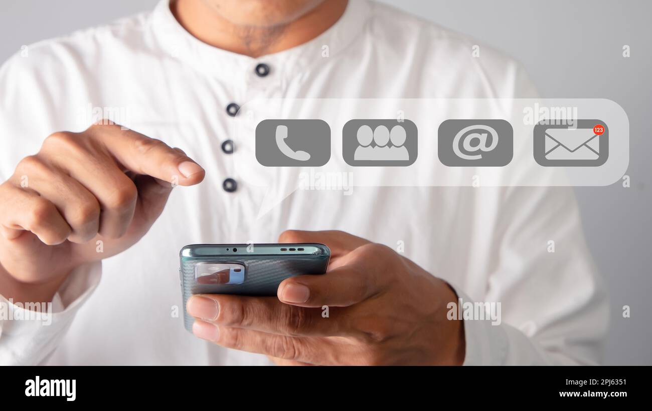 Geschäftsmann mit Smartphone und E-Mail-Symbol. Kundensupport-Konzept. Stockfoto