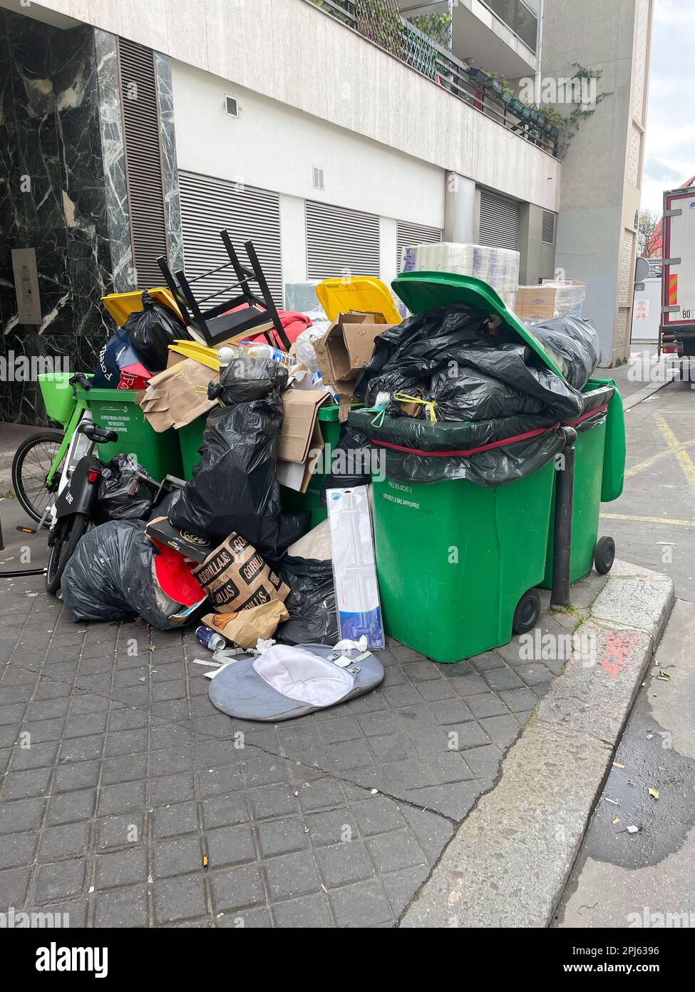 Paris, Frankreich. März 21. 2023. Mülltonnen stapeln sich auf der Straße wegen des Müllstreiks. Müllhaufen in der Stadt. Stockfoto