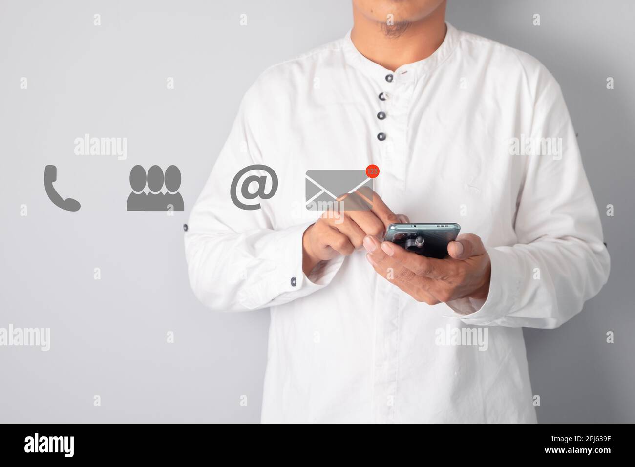 Geschäftsmann mit Smartphone und E-Mail-Symbol. Kundensupport-Konzept. Stockfoto
