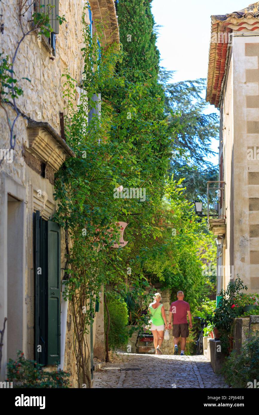 FRANKREICH. Die Provence. Vaucluse (84) Seguret, eines der schönsten Dörfer Frankreichs. Posterstraße Stockfoto